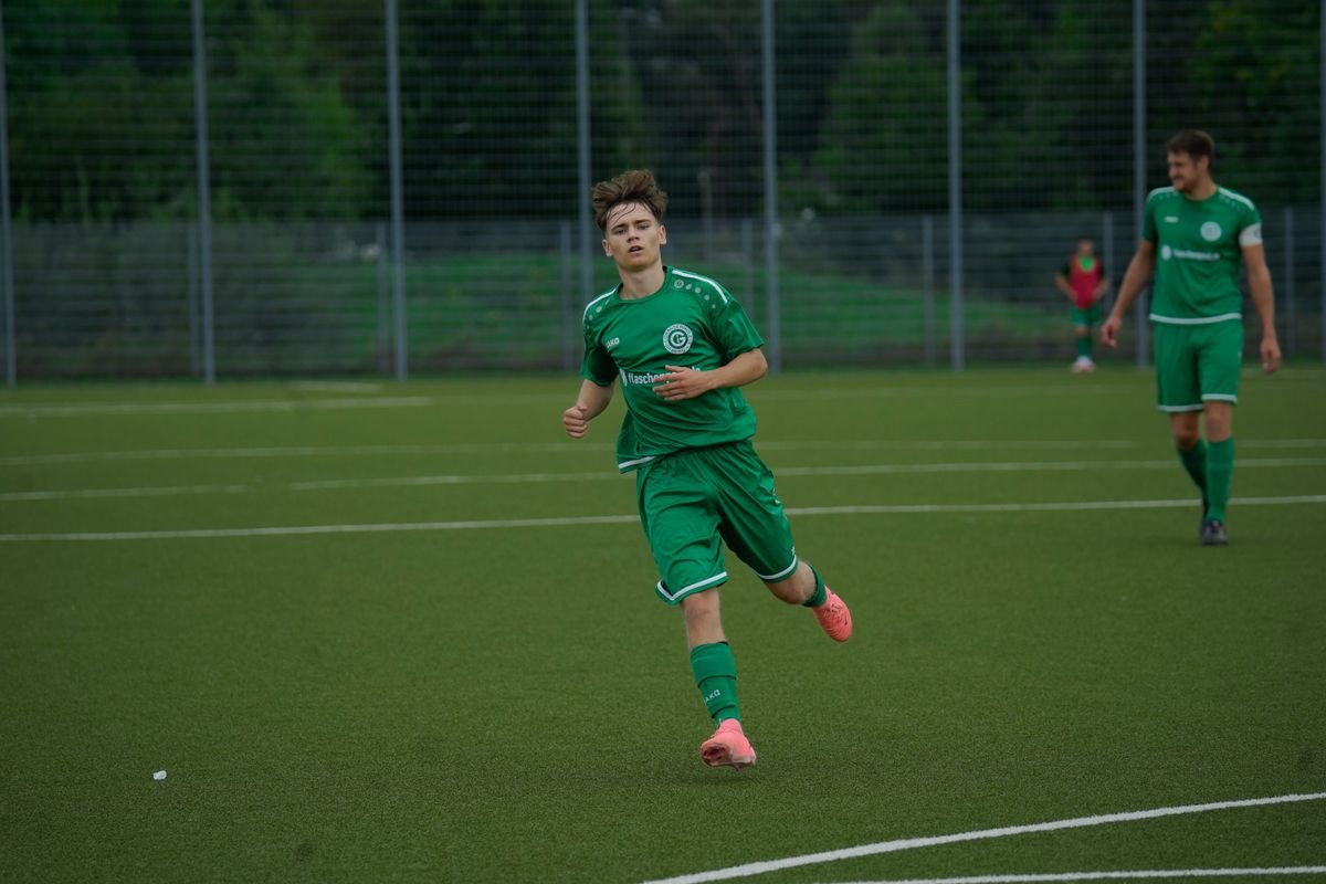لاعب كرة قدم في الملعب